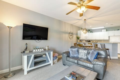 Living Room | Free WiFi | Central Heating & A/C | Smart TV