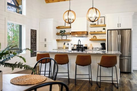 Breakfast bar seats an additional 4 guests