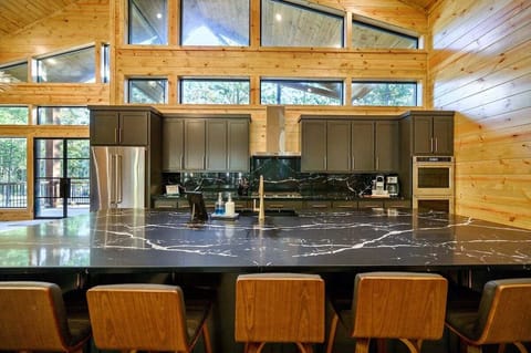 Additional seating for 7 at the breakfast bar