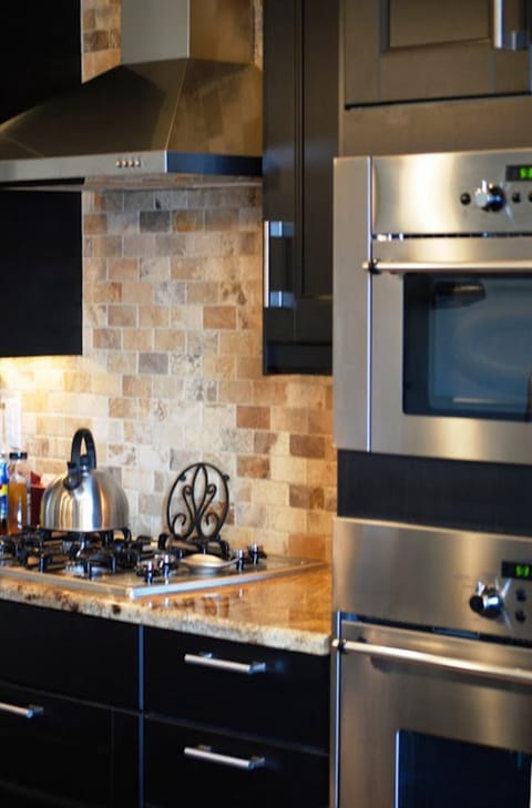 Granite countertops & stainless appliances in kitchen