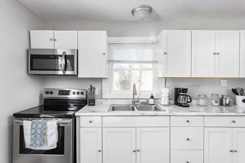 Our kitchen features new stainless steel appliances, fully stocked for the chefs of your group :)