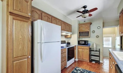 Our kitchen features new stainless steel appliances, fully stocked for the chefs of your group :)