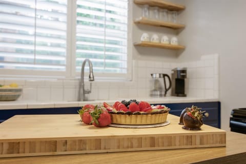 Sweet Moments in a Gourmet Setting
Whether you’re celebrating a special occasion or just treating yourself, our spacious butcher-block island is the perfect stage. This fully equipped kitchen combines modern aesthetics with the warmth of a true home.