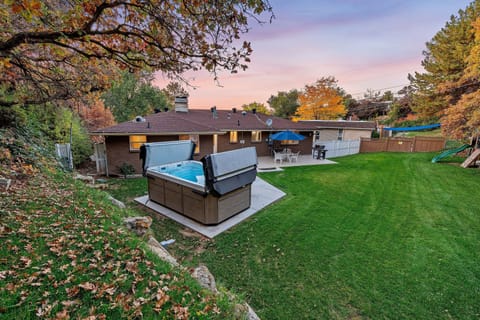 Nature, Outdoors, Yard, Grass, Tub