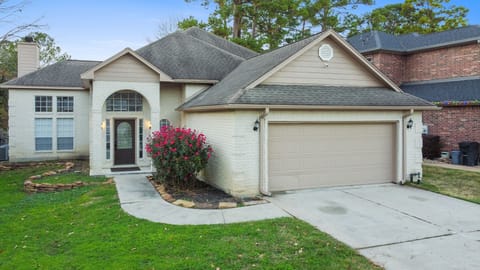 Lamp, Grass, Garage, Indoors, Architecture