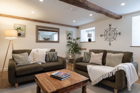 The Puzzle House Sitting Room - StayCotswold