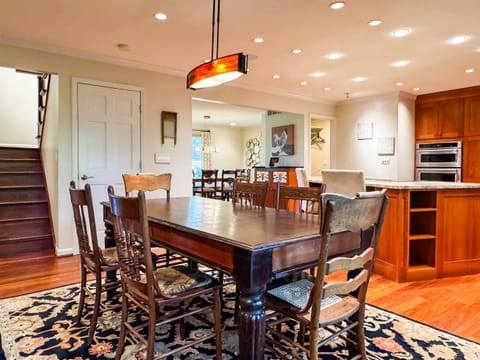 Kitchen Dining table with 6 chairs for family dinners at Pointer Haus.