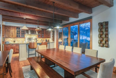 Dining Room - Additional two seats at the island bar