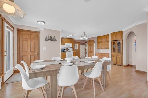 Dining table to enjoy a meal with your friends and family