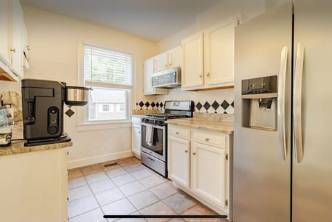 We have everything you need to cook, including a gas stove and chef's knives.