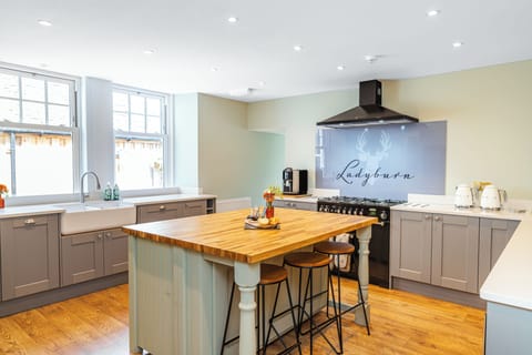 Full Kitchen - Equipped kitchen with all the essential cooking gear.