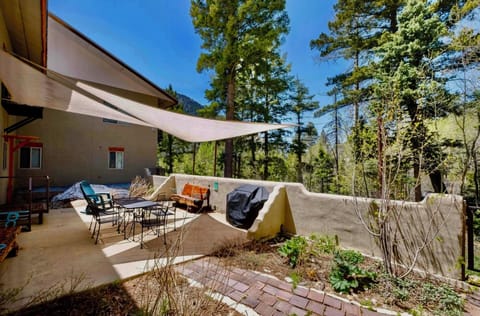 courtyard with grill and dining table
