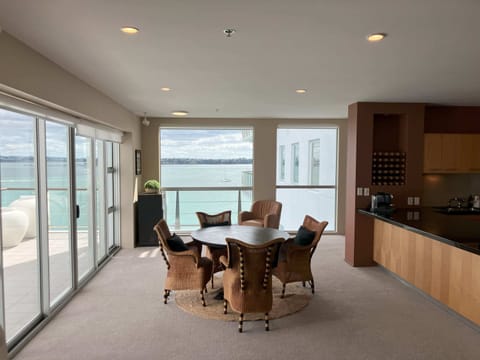 Open plan dining, kitchen and family area