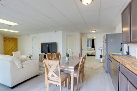 Dining Area | Dishware/Flatware Provided