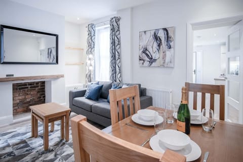 Fleet Street - 2 Bedroom Holiday Home - Swansea (5398)