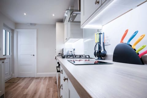 Fleet Street - 2 Bedroom Holiday Home - Swansea (5411)