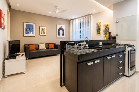 Communal kitchen,Kitchen or kitchenette,Living Room,Dining area