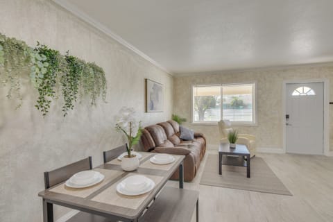 Miami Gardens Vacation Rental | 2BR | 1BA | 1,000 Sq Ft | 1 Step Required