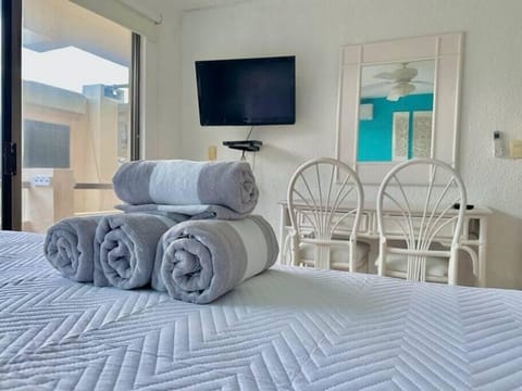 Habitación con cama King Size y área de trabajo.