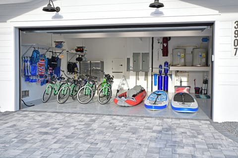 Bikes (6), paddleboards (2) and a 2 person kayak available for use.