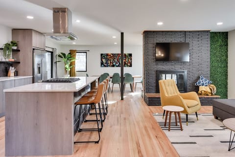 Main floor living room w/smart tv, fireplace, well equipped kitchen.