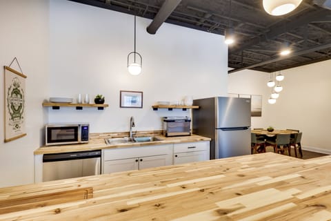 Kitchenette | Trash Bags/Paper Towels