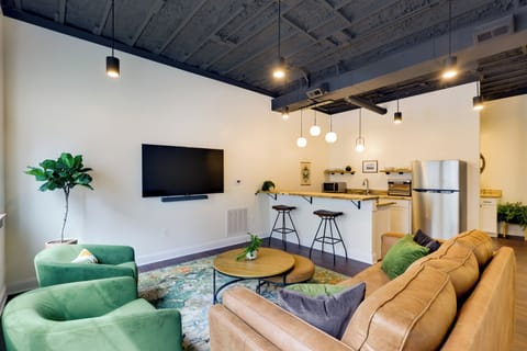 Living Room | Free WiFi | Central Heating & A/C | Smart TV