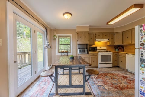 You'll love this table seating set up