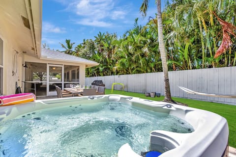 Hot tub, outdoor dining area, hammock & grill!