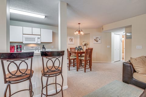 Dining Area | Dishware/Flatware Provided