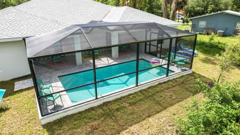 Unit 1980: This is a shared amenity with other guests. Pool days are for relaxing, and evenings are for winding down. Quiet hours are from 8 PM to 8 AM. Thank you for helping us keep the space peaceful for everyone.