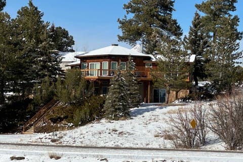 The Nineteenth Hole Chalet is a luxurious home nestled in the pine trees of the Pagosa Gold Club. This lovely home sleeps 9 & is 5 minutes to uptown!