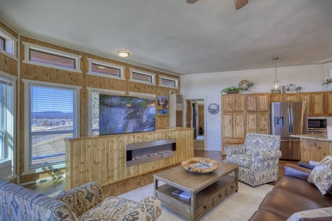 Streaming w/ Starlink is a breeze on this large hidden popup TV. Who would want to block those views of Pagosa Peak and Pinion Lake?