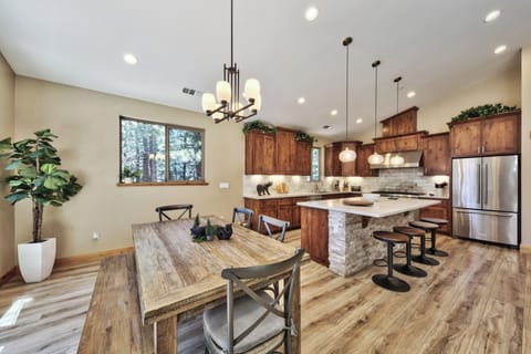 The dining area seats 7, and 4 at the kitchen island