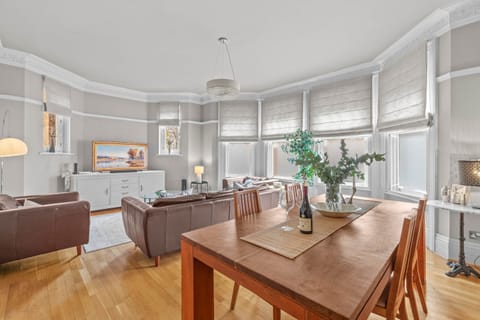 Large Elegant Living room