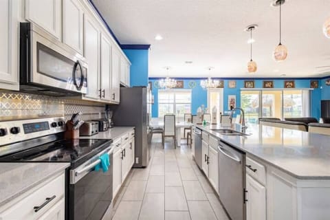 Fully Equipped Modern Kitchen with kitchen Counter