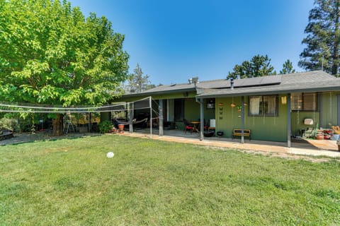 Redding Vacation Rental | 3BR | 2BA | Steps Required | 1,525 Sq Ft