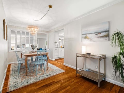 Transform your dining room with a cozy rug to add warmth and style to the space. ✨ #interiordesign #homedecor #flooring