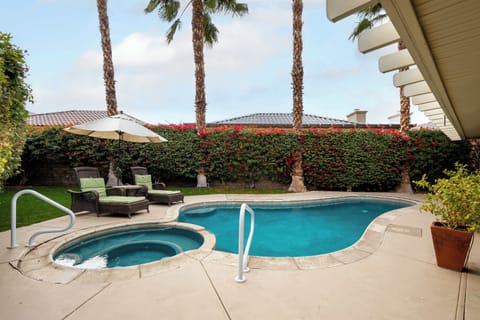 Spacious pool/hot tub combo