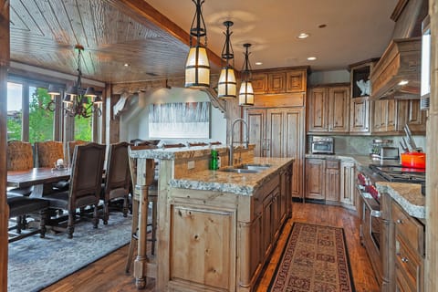 Gourmet Kitchen & Dining Area
