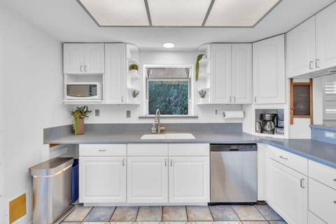 Fully-stocked kitchen with Cosmo professional style gas stove/electric oven with space suitable for a few cooks