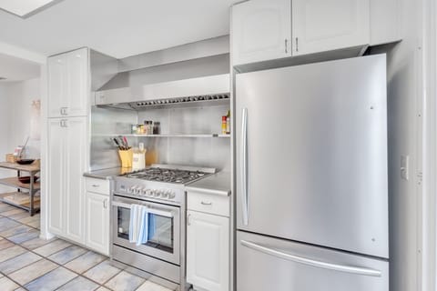 Fully-stocked kitchen with Cosmo professional style gas stove/electric oven with space suitable for a few cooks