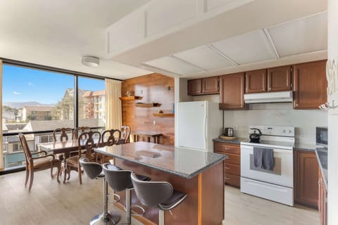 Whip up a meal in this fully equipped kitchen with a dining area and balcony views! Perfect for family vacations.