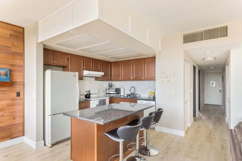 A well stocked kitchen to prepare your meals, or re-heat the left overs after enjoy all the walkable dining options.