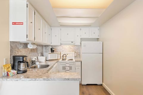 A well stocked kitchen to prepare your meals, or re-heat the left overs after enjoy all the walkable dinning options.