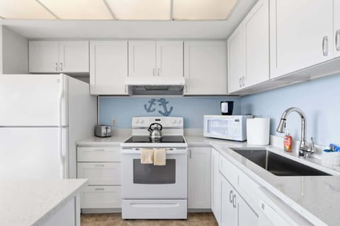 A well stocked kitchen to prepare your meals, or re-heat the left overs after enjoy all the walkable dinning options.