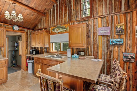 Breakfast bar includes three chairs