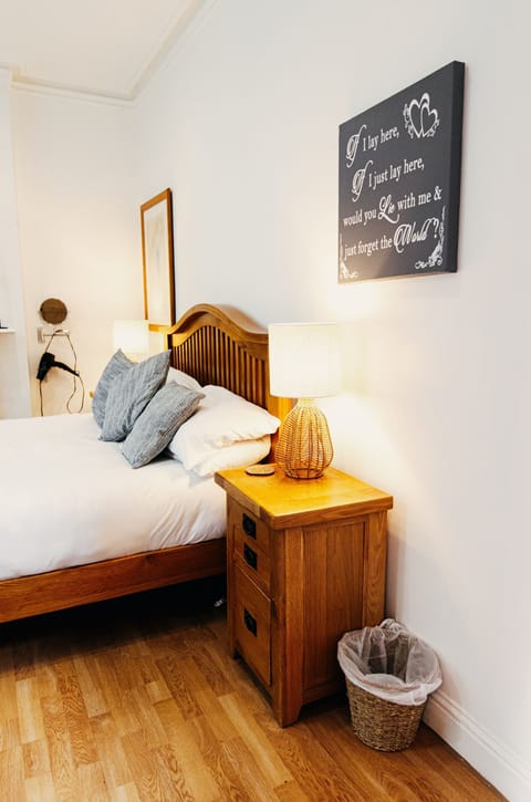 Bedroom 1 King size (1)