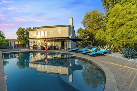 "Their pool and jacuzzi were awesome, they even have lounge chairs" - Dean