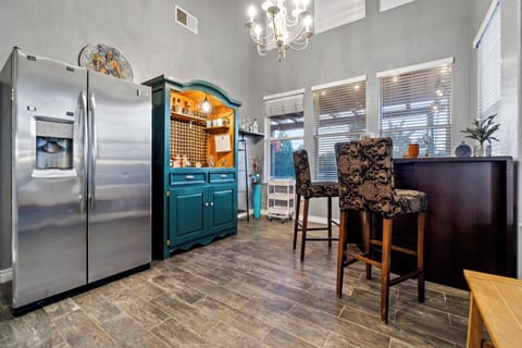 A stylish counter paired with high chairs for comfortable meals and gatherings!